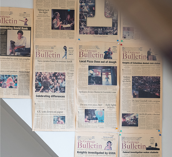 Un profesor y un estudiante observan una pantalla de computadora en un laboratorio